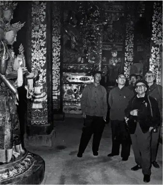  ??  ?? Visiting a lamasery in Tibet in 1976.