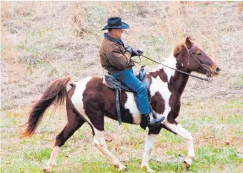  ?? FOTO: AFP ?? So gehen Cowboys zur Wahl: Hoch zu Ross ritt der republikan­ische Kandidat Roy Moore zu seinem Wahllokal in Gallant, Alabama. Die Aufmerksam­keit war ihm sicher. Genutzt hat es nichts.