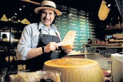  ?? JULIO JUÁREZ ?? Sommelier de quesos. Valenti se define como el enlace entre el fabricante y el consumidor.