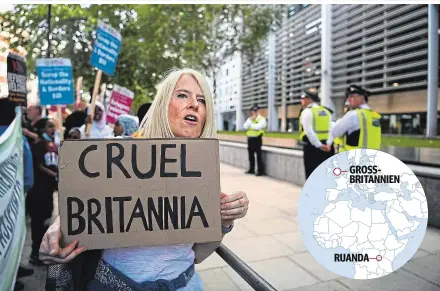 ?? ?? „Grausames Großbritan­nien“: Gegen Johnsons Abschiede-Deal mit Ruanda gab es massive Proteste. Abgeschobe­n wird dennoch
