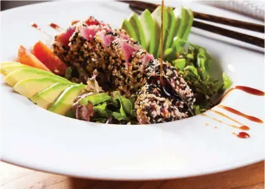  ??  ?? Gastronomí­a oriental pura: atún rojo con semillas de sésamo y salsa teriyaki