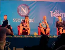  ??  ?? Da sinistra Valdifiori, Hamsik, Reina e Gabbiadini sul palco di Dimaro