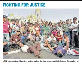  ??  ?? Chit fund agents and investors protest against the state government in Kolkata on Wednesday. PTI