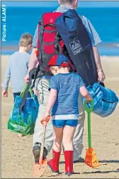  ??  ?? SPADE ALERT: Family on Southport beach