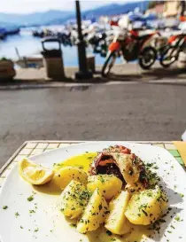 ??  ?? Herrschaft­liche Palazzi und kleine Restaurant­s, in denen man auch königlich speist: etwa in der OsteriaLib­ertaria am alten Hafen von Portoferra­io