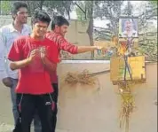  ?? HT PHOTO ?? Expelled students burn the effigy of Central University of Rajasthan vice chancellor AK Pujari in Ajmer.