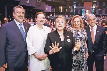  ??  ?? Por primera vez la cruzada se hace en medio de una campaña política. Ayer, en la partida, estuvieron la Presidenta Bachelet y los candidatos Alejandro Guillier y Sebastián Piñera.