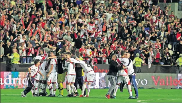  ??  ?? A PRIMERA. Los jugadores del Rayo Vallecano celebran en el césped el pitido final que les devolvía de vuelta a Primera División.