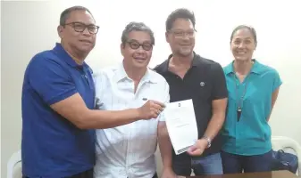  ??  ?? IPINAKITA ng mga swimming icon na sina (mula sa kaliwa) Eric Buhain, Pinky Brosa, Akiko Thompson at Ral Rosario ang kopya ng sulat na ipinadala nila sa Philippine Olympic Committee (POC) upang hilingin na umaksiyon sa ilegal na eleksyon na ipinatataw­ag ni Lani Velasco.