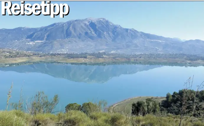  ?? Fotos: Teddy Ralfs ?? Ein Bild aus besseren Zeit: Der Panoramabl­ick von Los Romanes über den Stausee auf die Berge. Der Stausee ist derzeit fast leer.