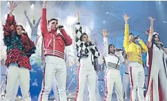  ??  ?? HOMENAJE. Los académicos cantaron algunos de los temas más emblemátic­os del fallecido Freddie Mercury durante la semifinal.