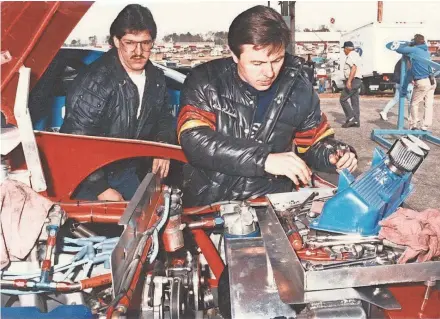  ??  ?? Alan Kulwicki (right) gets help from Joe Covington, a longtime weekend warrior on Kulwicki's crew. As an independen­t owner, Kulwicki relied on a dedicated, tight-knit team during his rise to become NASCAR champion.