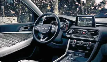  ??  ?? La cabina del nuevo Genesis G70 lleno de tecnología y comodidad.