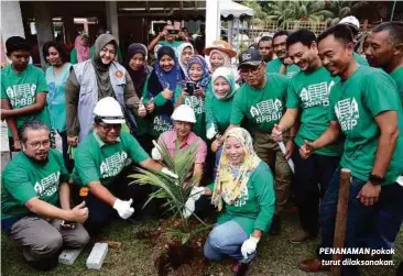  ??  ?? PENANAMAN pokok turut dilaksanak­an.