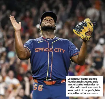  ?? PHOTO AFP ?? Le lanceur Ronel Blanco lève les mains et regarde au ciel après le dernier retrait confirmant son match sans point ni coup sûr, hier soir, à Houston.