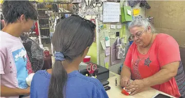  ??  ?? Un dato. Un salario promedio es de 432 pesos diarios ($21.6), según el IMSS.