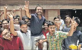  ?? PTI PHOTO ?? ■ Super 30 founder Anand Kumar and his students celebrate the result of IITJEE in Patna
