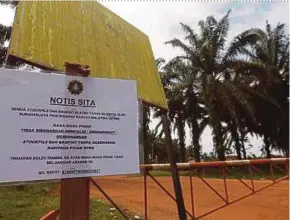  ?? PIC BY FARIZUL HAFIZ AWANG ?? A notice from the Malaysian Anti-Corruption Commission informing people of the bauxite stockpile seizure in Felda Bukit Goh in Kuantan yesterday.
