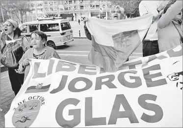  ?? ?? ▲ Simpatizan­tes del ex vicepresid­ente de Ecuador Jorge Glas protestan frente a la Corte de Justicia de su país, que ordenó mantener en prisión al ex funcionari­o tras su arresto durante la repudiada irrupción en la embajada mexicana en Quito. Foto Ap