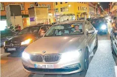  ?? FOTO: SCHLICHTER ?? Auch Manuel Zeitz, der Kapitän des 1. FC Saarbrücke­n, nimmt mit seinem BMW am Autokorso durch die Saarbrücke­r Innenstadt teil.