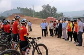  ?? VNA/VNS Photo Thanh Hải ?? READY TO RIDE: The 31st SEA Games organising committee came to Hòa Bình Province to encourage the Vietnamese cyclists.