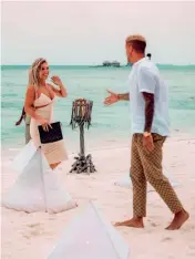  ??  ?? O futebolist­a do Manchester City João Cancelo aproveitou o cenário paradisíac­o das Maldivas para pedir a namorada, Daniela Machado, em casamento. A jovem não escondeu a emoção perante o momento e disse ‘sim’