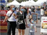  ?? Tribune News Service file photo ?? People visit a farmers market in Irvine, Calif., last month. The delta variant of the coronaviru­s has rapidly become the dominant strain in that state.