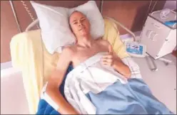  ??  ?? CONVALECIE­NTE. Froome, en la cama del hospital de Saint Etienne.