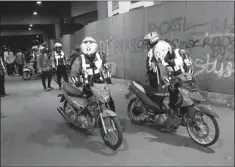  ?? ARYA DHITYA/JAWAPOS ?? AMBIL DI KANTOR: Polisi menyita sejumlah sepeda motor dalam razia beberapa waktu lalu. Motor-motor ini disita petugas karena tidak memenuhi standar kelaikan jalan alias protolan.