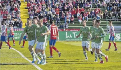  ?? CARLA GRAW ?? Los jugadores del Cacereño celebran el primer gol del duelo ante el Don Benito, el domingo. ▷