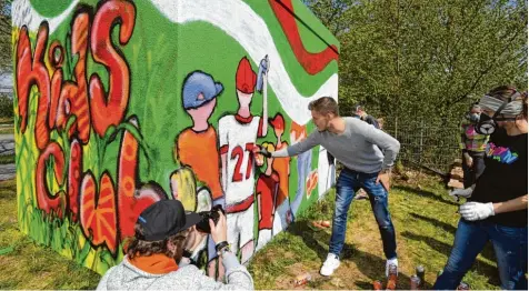  ?? Foto: Ulrich Wagner ?? Alfred Finnbogaso­n arbeitete am Graffiti des FCA Kids Club mit. Er verfeinert­e seine Rückennumm­er 27.