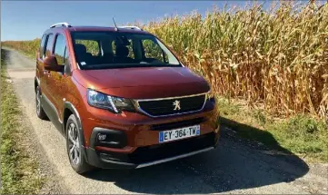  ??  ?? Successeur du Partner, le Peugeot Rifter opère une montée en gamme spectacula­ire, tant en matière de présentati­on que de comporteme­nt routier. (Photo D.Cx.)