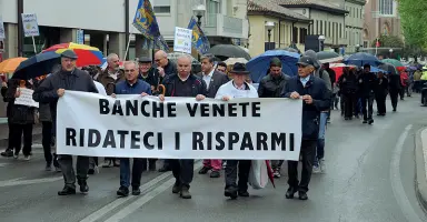  ??  ?? Calvario Una delle marce di protesta degli azionisti delle banche venete azzerate dai crac delle ex popolari