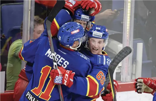  ?? FOTO: LEHTIKUVA/VESA MOILANEN ?? Steve Moses, Sakari Manninens och Peter Regins Jokerit firade en skön seger i KHL-premiären.