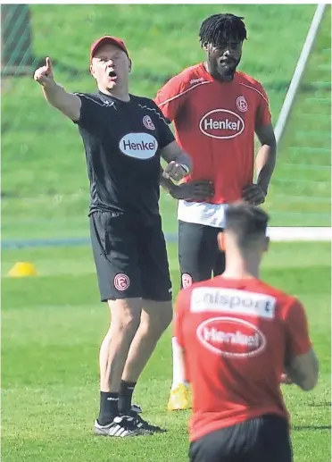  ?? FOTO: FALK JANNING ?? Kurz vor der Rückkehr ins Stadion: Trainer Uwe Rösler mit Kasim Adams (hinten) und Alfredo Morales.