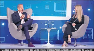  ??  ?? Claudio Jacquelin, en diálogo con Gail Scriven, prosecreta­ria general de Redacción de