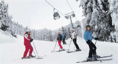  ?? BI L DER ( 2) : SN/ L AURA GLASL ?? Vom Profi lernen: Beim SN-Pistentest steht den Winterspor­tlern auch ein Skilehrer (l.) mit Rat und Tat zur Seite.