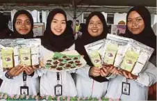  ??  ?? PELAJAR POLISAS menghasilk­an serunding rebung muncul juara produk baru pada Karnival Halal 2017.