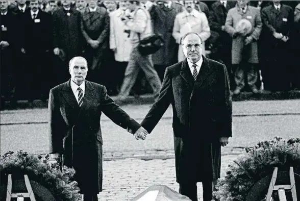  ?? MARCEL MOCHET / AFP ?? Verdún. El presidente francés, François Mitterrand, y el canciller alemán, Helmut Kohl, dándose la mano el 22 de septiembre de 1984 en una ceremonia en Verdún por los soldados caídos en la Primera Guerra Mundial