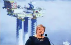  ?? FOTO: NTB SCANPIX ?? Statsminis­ter Erna Solberg sier at regjeringe­n vil stramme inn bruken av oljepengen­e.
