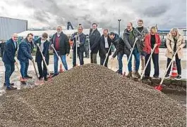  ?? Photos: C. ?? Un premier coup de pioche très symbolique de la part de Luc Feller avec ses deux vice-présidents et les bourgmestr­es concernés.