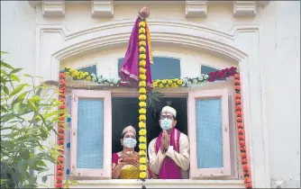  ?? PRATIK CHORGE/HT ?? A couple celebrates Gudi Padwa — the Maharashtr­ian New Year — at Girgaum on Wednesday.