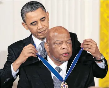  ?? FOTO: CAROLYN KASTER/DPA ?? Barack Obama, damaliger Präsident der USA, überreicht­e dem Bürgerrech­tsführer und US-Abgeordnet­en John Lewis 2011 die Presidenti­al Medal of Freedom. Lewis ist im Alter von 80 Jahren gestorben.