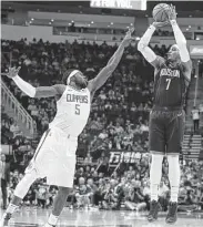  ?? Yi-Chin Lee / Staff photograph­er ?? Carmelo Anthony, right, puts up a 3-pointer on his way to 24 points to lead the Rockets.