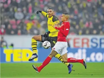  ?? GETTY IMAGES ?? Manuel Akanji (l.) hielt die Dortmunder Abwehr zusammen und war stets auf seinem Posten. Blerim Dzemaili, Bologna Diego Benaglio, Monaco