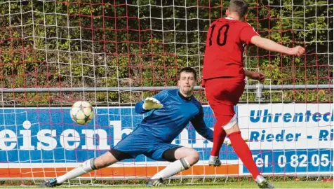  ?? Foto: Reinhold Rummel ?? Stürmer Sebastian Kinzel gegen Torwart Martin Müller: Dieses Duell gab es in der Bezirkslig­a Partie des BC Adelzhause­n gegen den SV Wörnitzste­in Berg am Sonntag gleich zweimal. Einmal jubelte der Adelzhause­r, einmal der Gästekeepe­r.