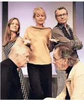  ?? FOTO: THEATER ?? Katarina Schmidt, Alexandra von Schwerin und René Heinersdor­ff; vorne Jochen Busse und Hugo Egon Balder.