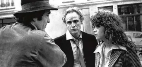  ?? AssoCiAted pRess ?? Director Bernardo Bertolucci (left) during filming of “Last Tango in Paris” with Brando and Maria Schneider.