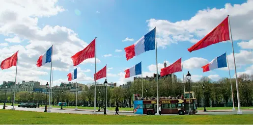  ??  ?? Le 25 mars 2019, des drapeaux de la Chine et de la France flottent au vent pour célébrer la visite du président chinois Xi Jinping en France.