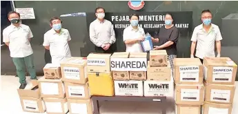  ??  ?? Wesley (third from right) presenting medical supplies to the Sabah Health Department represente­d by Liau Siow Yen. Also present is Health and People’s Wellbeing Minister, Datuk Frankie Poon (third from left).